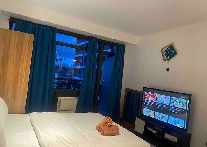 43F Gramercy Studio With Wi-Fi & Pool Access